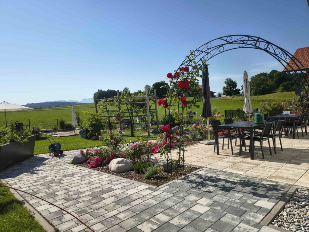Terasse im Rosengarten von Chiemsee barrierefrei